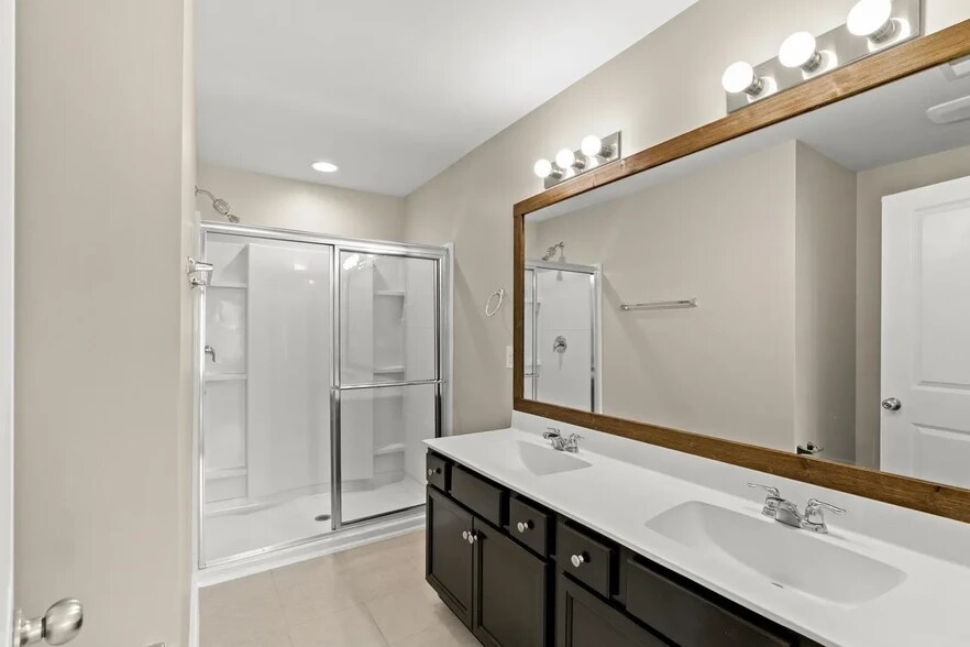 Building Photo - 261 Castle Dr