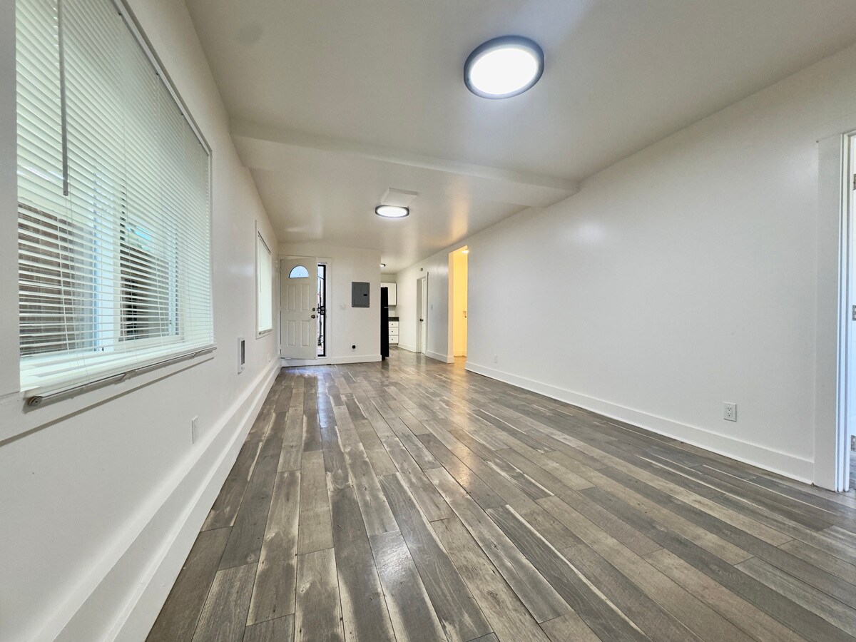 Building Photo - 827 30th St