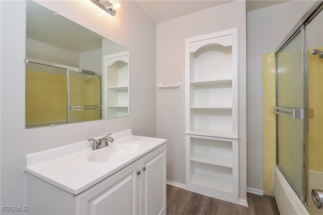 Building Photo - 6947 Roslyn Ct