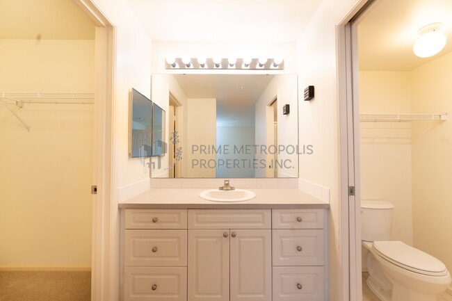 Building Photo - 4343 Roosevelt Way NE