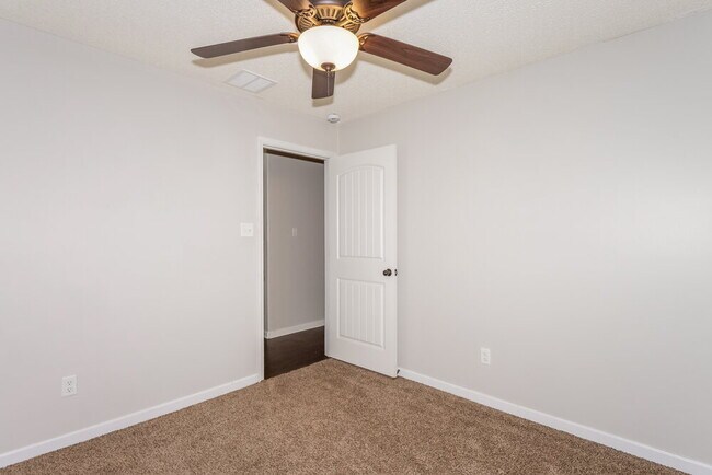 Building Photo - 9455 Darren Cir S