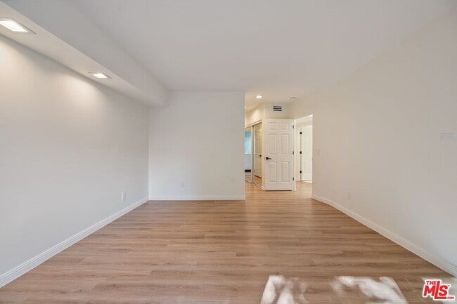 Building Photo - 1708 Clear View Dr