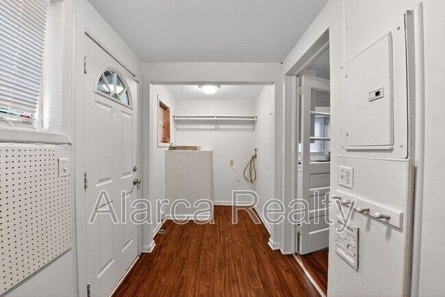 Building Photo - 207 Doster Ave