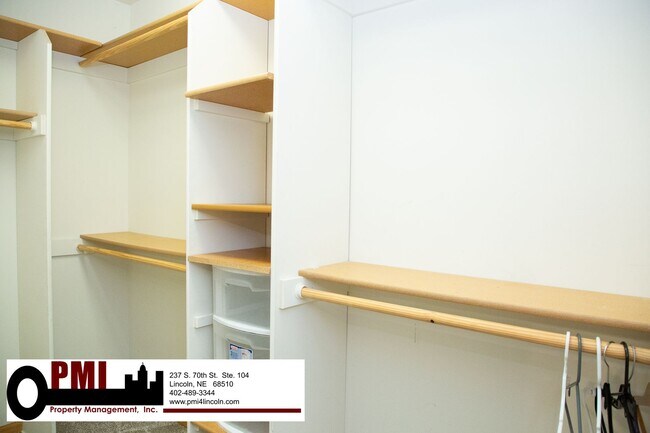 Building Photo - 4 Bedroom and 3 bathroom Fully Furnished