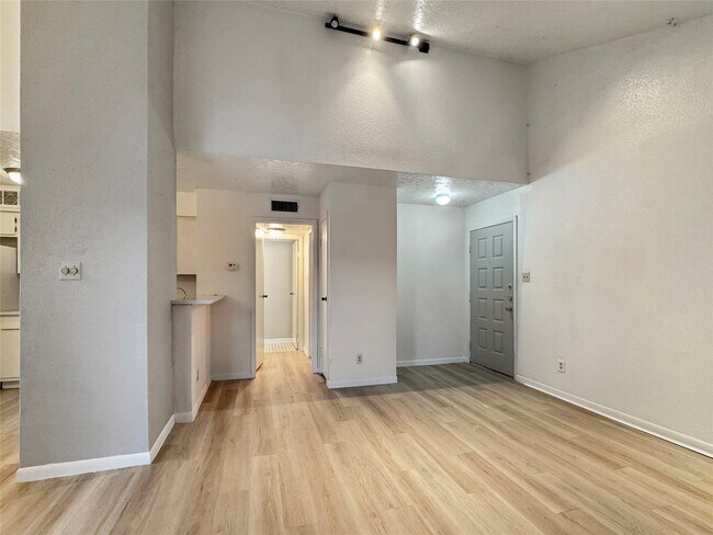 Building Photo - 2021 Spenwick Dr