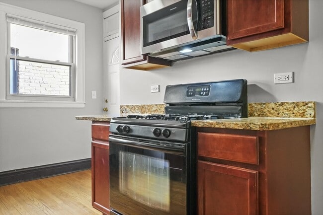 Building Photo - 1925b Grove Ave