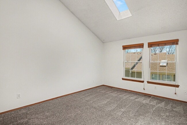 Building Photo - Conveniently Located 3BR/2 Bath Townhome
