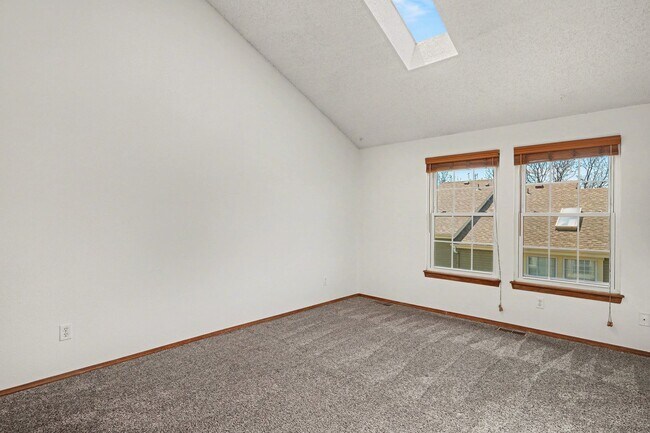 Building Photo - Conveniently Located 3BR/2.5 Bath Townhome