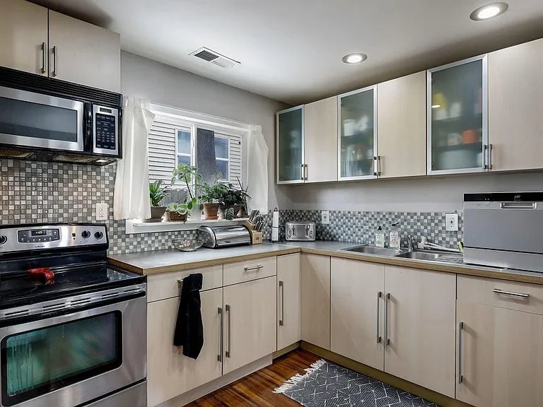 Building Photo - 1009 NE Lowry Ave