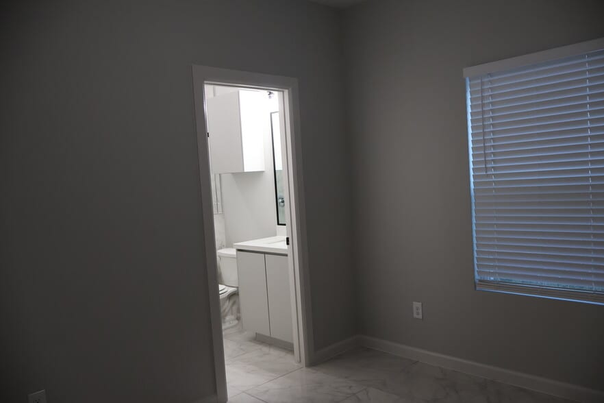 master into bathroom - 1005 Hidden Hills St