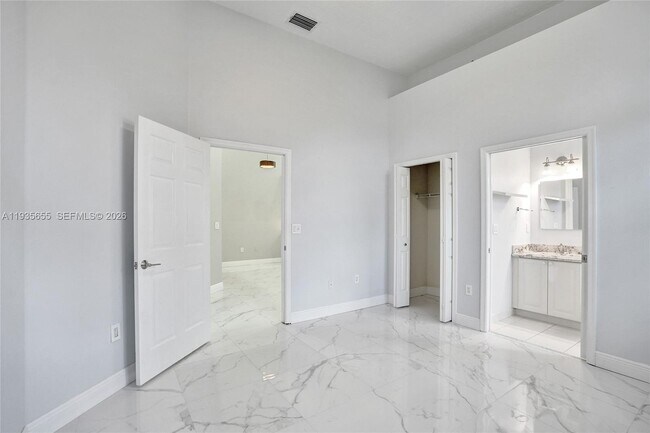 Building Photo - 652 W Palm Aire Dr