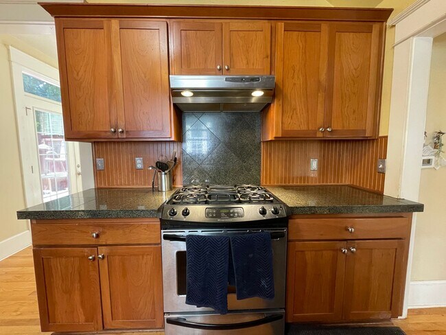 Building Photo - Lovely NE  3 Bed 2 Bath - King Neighborhood - A/C, Garage and Location!