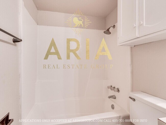 Building Photo - Spacious 2 Bed/1.5 Bath Townhouse in East ...