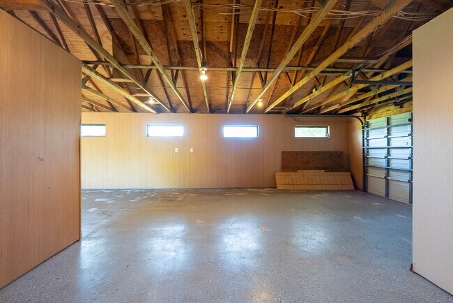 Building Photo - Country-Style Sarasota Living on a Full Acre - Pool Home with Oversized Workshop — Move-In Ready Now