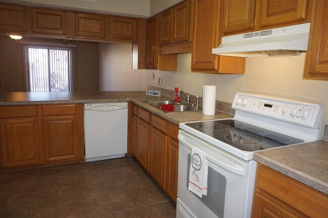 Building Photo - 2 Bedroom 2.5 Bath Townhome