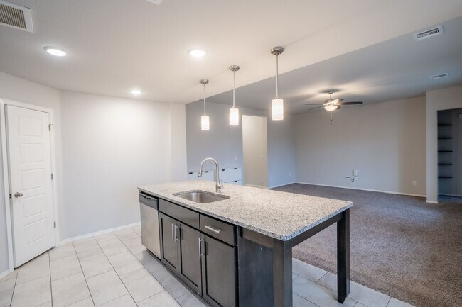 Building Photo - 4 bed/2 bath!