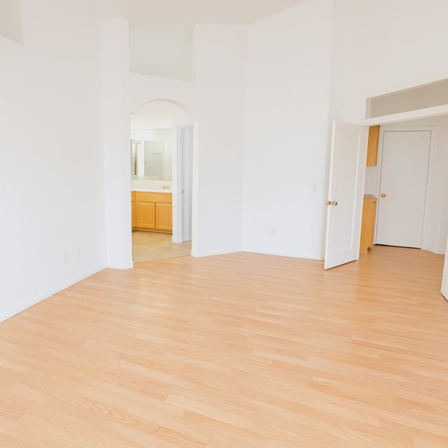 Building Photo - Stylish 4-Bedroom Home Near Red Hawk Golf ...