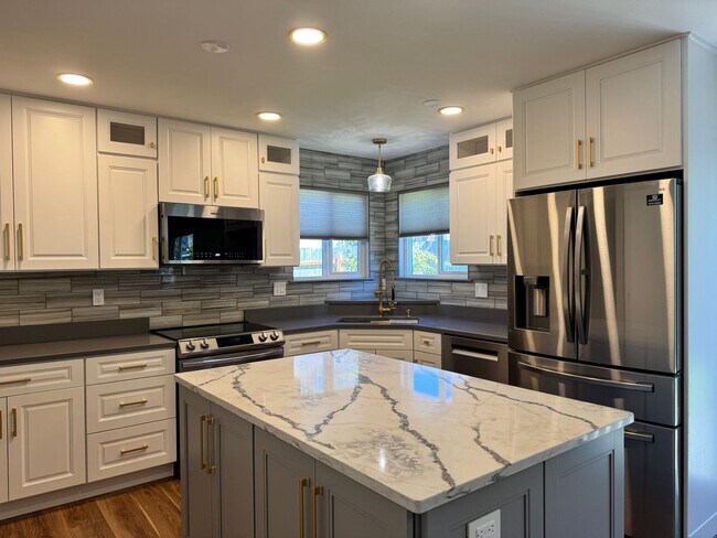 Building Photo - Fully updated 3 bed/2.5 bath home