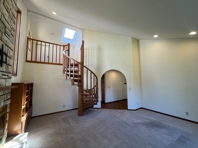 Building Photo - Spacious Home with views of the Irish Hill...