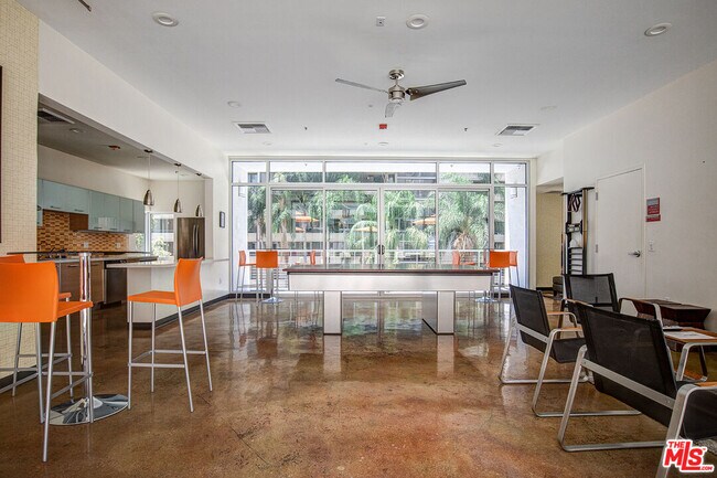 Building Photo - 645 W 9th St