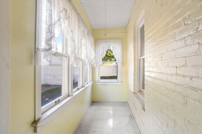 Building Photo - 2111 Madison St