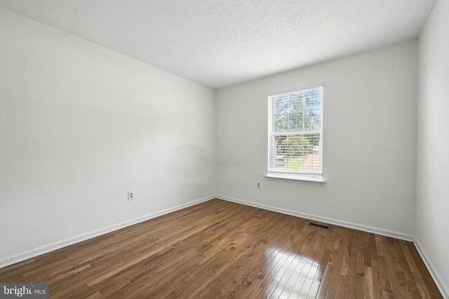 Building Photo - 18202 Macrae Ct