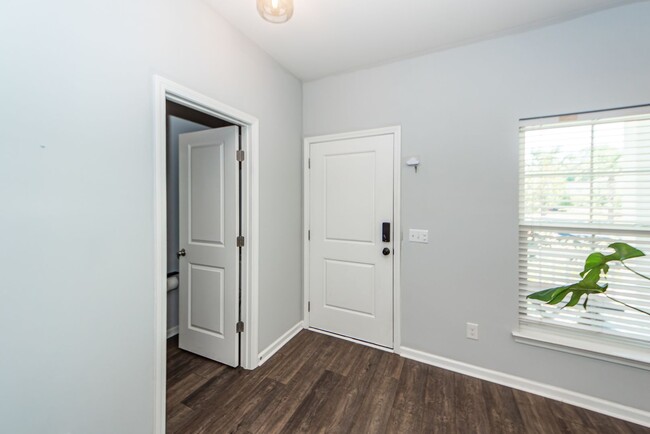 Building Photo - 3 Bedroom 2.5 Bath Single Family Home in W...