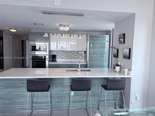 Building Photo - 460 NE 28th St