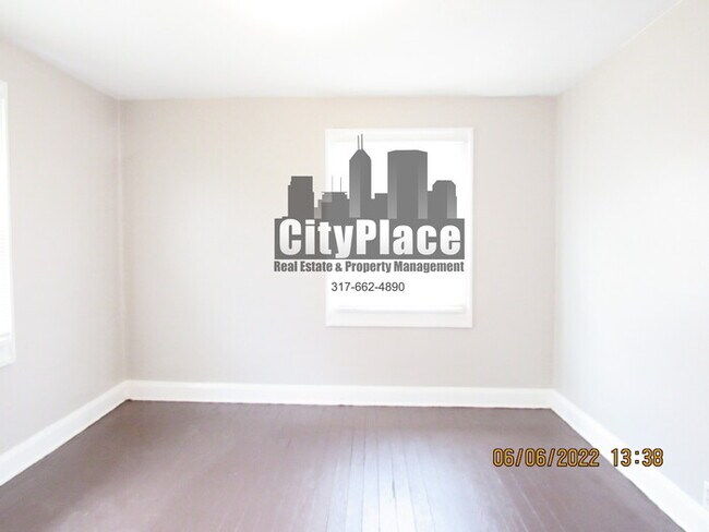 Building Photo - *Move in Special* 925 N Gladstone Ave. Ind...
