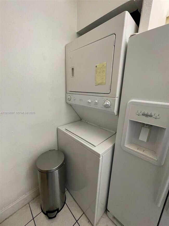 Building Photo - 2632 Riverside Dr