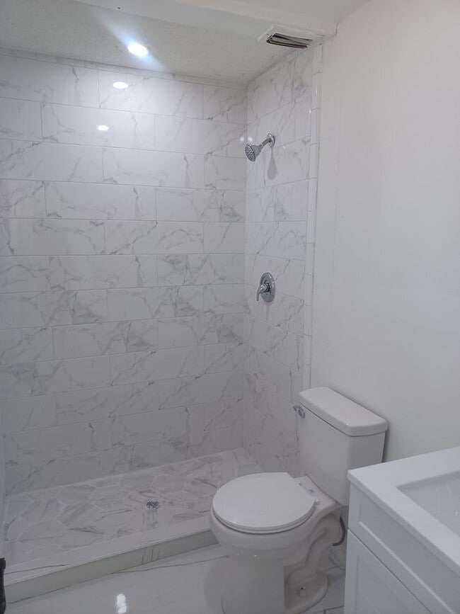 Building Photo - PRICE REDUCED! Newly Remodeled Stunning 4 ...