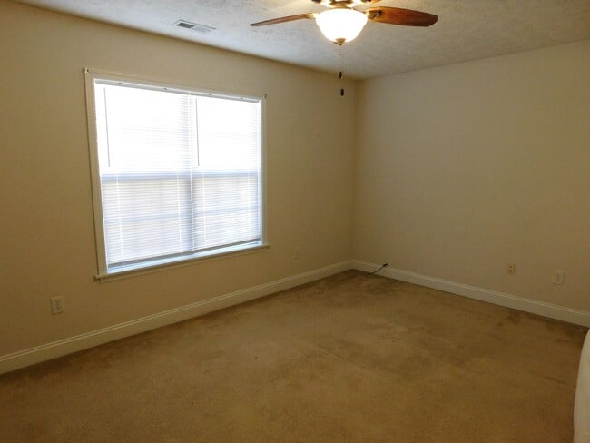 Building Photo - 119 Pella Ln