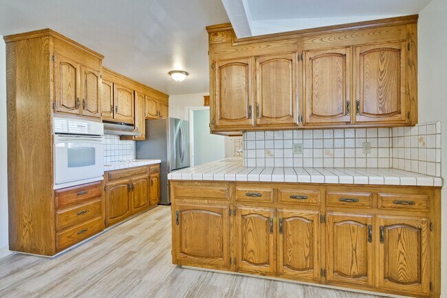 Building Photo - Hardwood Floors- Top Moreland SCH- SM Dogs Welcome- Close to Apple