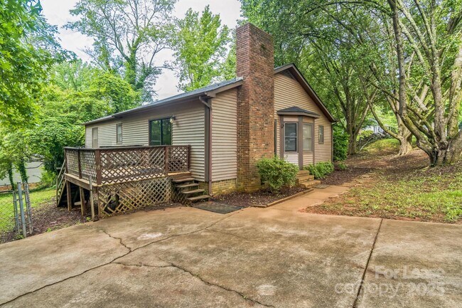 Building Photo - 2301 Wishbone Dr