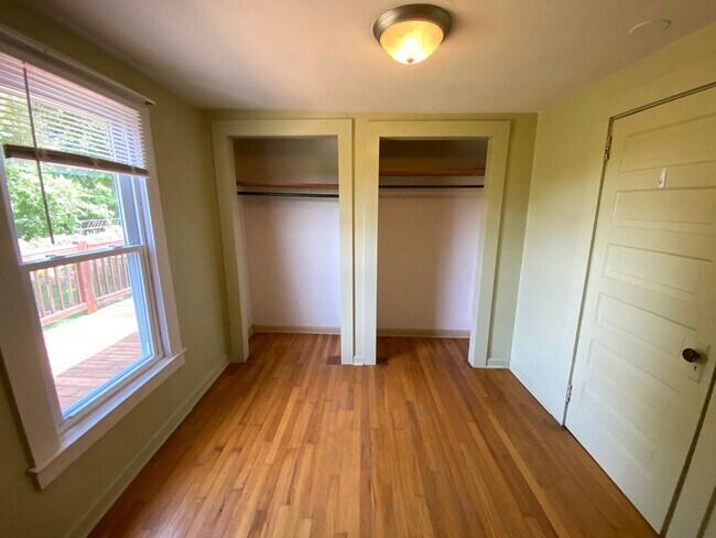 Building Photo - Woodfin - 1920's Cottage