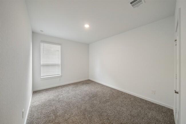 Building Photo - 1613 Sunbend Ln