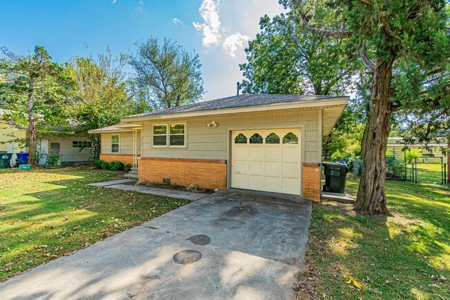 Building Photo - Three Bedroom Home in tree filled neighborhood! Lawn care included!