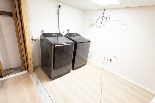 Building Photo - Spacious 4 - Bedroom, 2 Bathroom (Full Hou...