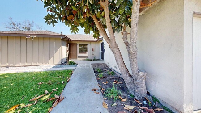 Building Photo - Ren Cir