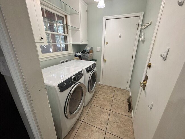 Building Photo - 5327 Chantilly Ln