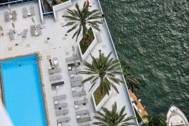 Building Photo - 200 Biscayne Blvd Way