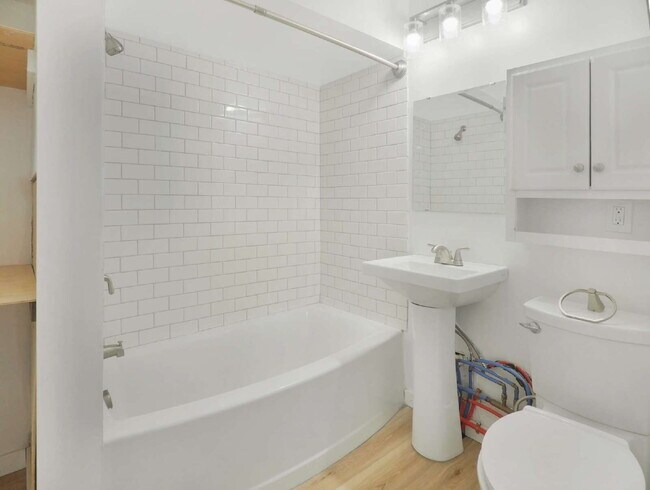 Building Photo - Section 8 Approved 1+ Bedroom Upper Level Duplex