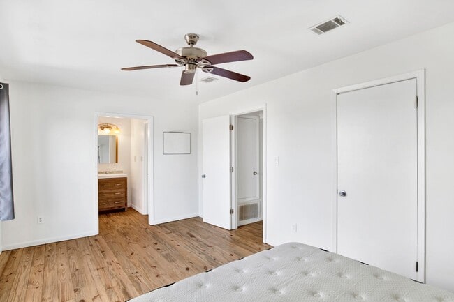 Building Photo - Modern Coastal Condo! View it today!