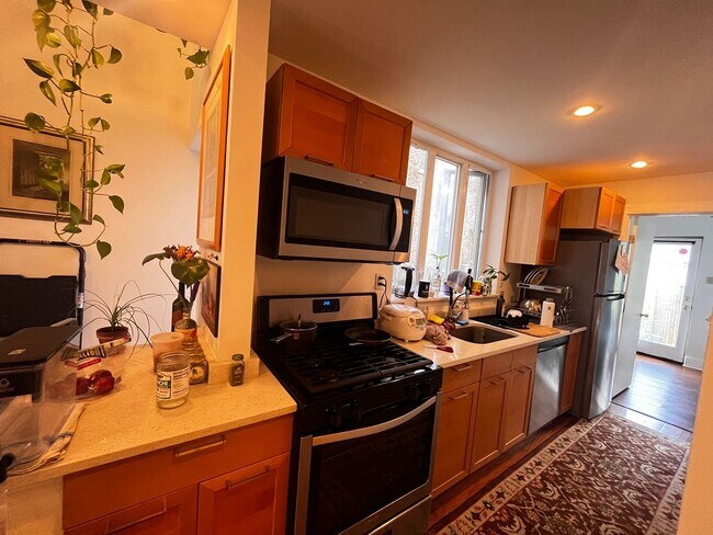 Building Photo - Bright and spacious one bedroom unit in a ...