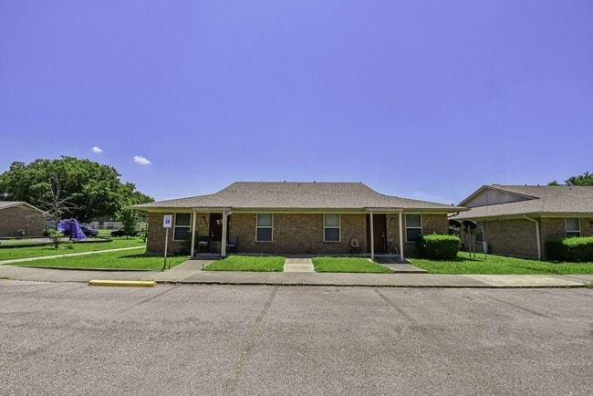 Building Photo - 200 Daniels Dr