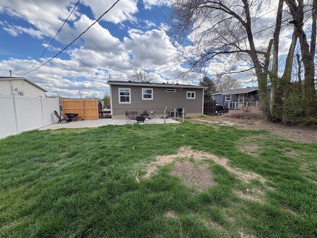 Building Photo - Spacious 4 Bedroom Home *Pet Friendly*