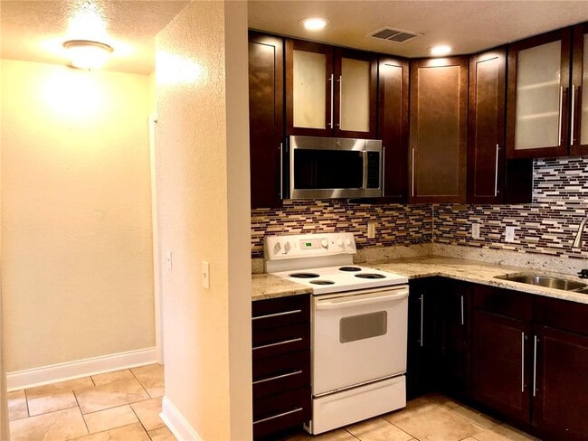 Building Photo - 1427 Shirley Dr