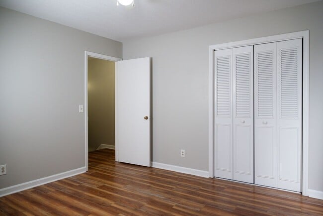 Building Photo - Centrally located between downtown and Eas...