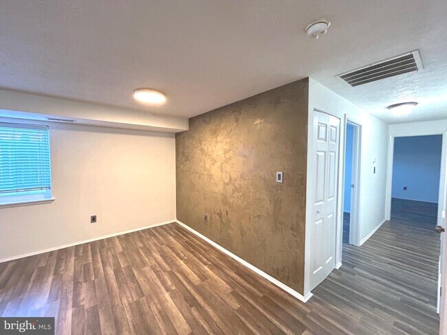Building Photo - 12405 Hickory Tree Way