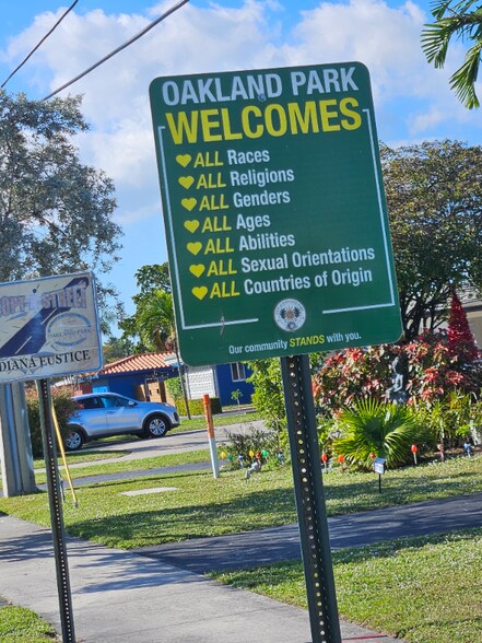 Building Photo - 1568 NE 45th St